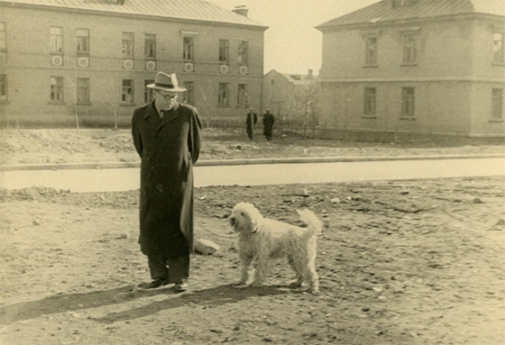 Василий Гроссман на Беговой с пуделихой Любой. 1950-е годы