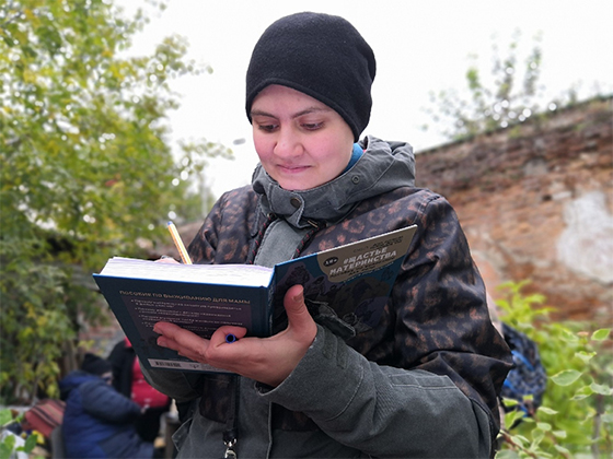 Полина Никитина подписывает книгу на презентации. 2019