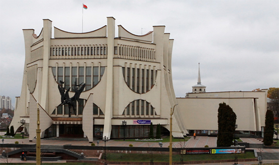 Гродненский драматический театр. Общий вид. Архитектор — Г. Мочульский, автор скульптурной композиции «Натхенне» («Вдохновение») — П. Зильберт