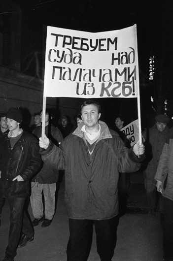 30 октября 1989 г., первое массовое отмечание Дня памяти жертв политических репрессий (или Дня политзаключенного). В этот день здание КГБ на Лубянке единственный раз в истории было полностью окружено живой цепью из нескольких тысяч людей со свечами в руках. А затем на Пушкинской площади милицией был <a href="http://www.memo.ru/about/bull/b13/1.htm" target="_blank">разогнан стихийный митинг</a>