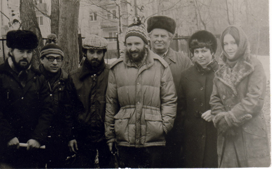 В г. Калинине, 29 марта 1985 года, перед началом суда по обвинению Бахмина в хулиганстве. Слева направо: брат Владимир Бахмин, Борис Румшиский, Александр Подрабинек, Вячеслав Бахмин, Валентин Антонов, Валентина Бахмина )жена брата), крайняя справа – жена Бахмина, Татьяна Хромова